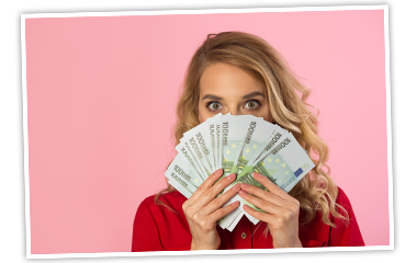 Valentinstagziehung: Frau mit Geld in der Hand